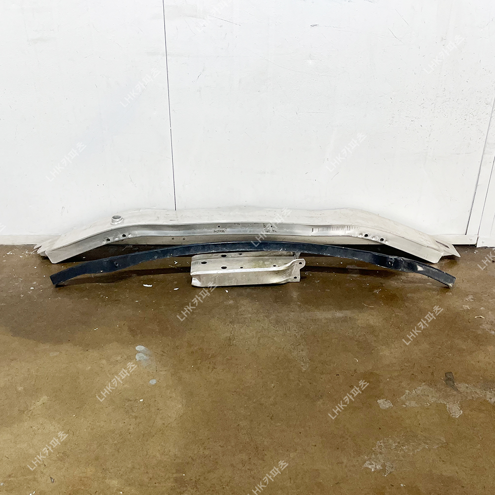 BMW 3시리즈 F30 후기 앞레일 브라켓 수입차중고부품 16-19